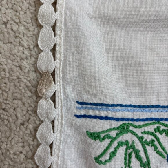Vintage hand-embroidered table linen/runner Mexican-themed folk art design - Picture 6 of 8